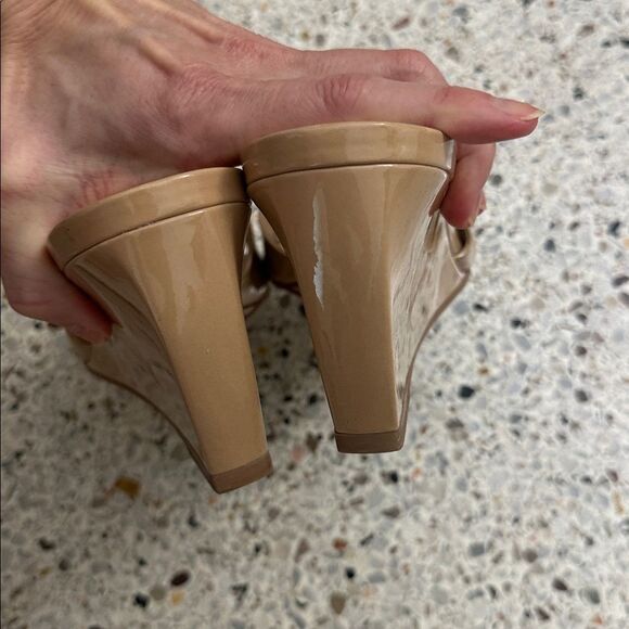 Stuart Weitzman tan nude patent leather wedge sandal 9.5 - Picture 5 of 6